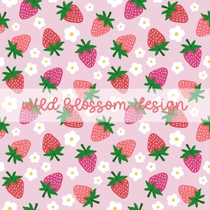 Può includere: Motivo ripetuto di fragole e fiori bianchi su sfondo rosa chiaro. Le fragole variano in tonalità di rosso e rosa, con steli verdi. Il testo "Wild Blossom Design" è visualizzato sull'immagine.