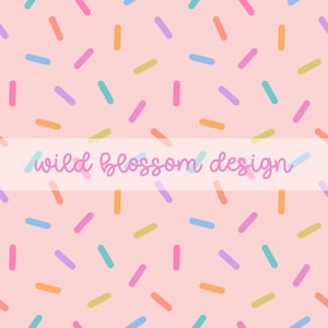Könnte beinhalten: Ein rosa Hintergrund mit einem sich wiederholenden Muster aus bunten Streuseln in Rosa-, Orange-, Gelb-, Grün-, Blau- und Lilatönen. Der Text "wild blossom design" ist kursiv über die Mitte des Bildes geschrieben.