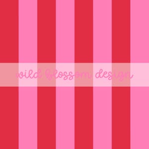 Könnte beinhalten: Vertikal gestreiftes Muster in Rot- und Rosatönen, mit einem hellrosa Banner in der Mitte. Das Banner zeigt den Text "wild blossom design" in einer Schreibschrift. Das Design eignet sich für verschiedene Anwendungen, wie Stoff oder Tapeten.