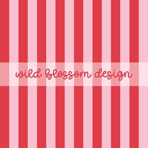 Op de afbeelding: Een herhalend patroon van verticale strepen in afwisselende tinten rood en lichtroze. Een witte horizontale band in het midden bevat de tekst "wild blossom design" in cursief.