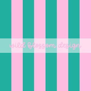 Può includere: Motivo a righe verticali che alterna il verde acqua e il rosa. Il design include il testo "wild blossom design" in un carattere corsivo, sovrapposto a un rettangolo bianco traslucido.