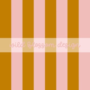 Può includere: Un design digitale con strisce verticali in oro e rosa alternati. Una fascia orizzontale al centro mostra il testo "wild blossom design" in un carattere corsivo. L'estetica generale è pulita e moderna.