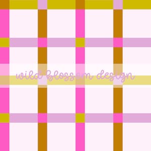 Op de afbeelding: Een herhalend patroon van elkaar kruisende lijnen in roze, goud en bruin, dat een raster vormt op een witte achtergrond. De tekst "wild blossom design" is in cursieve letters over het midden van de afbeelding geschreven.