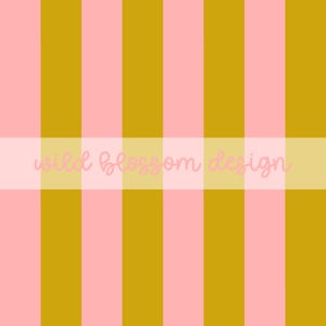 Puede incluir: Rayas verticales en rosa y dorado. Una banda horizontal de color rosa claro con el texto "wild blossom design" en una fuente cursiva está centrada en la imagen.
