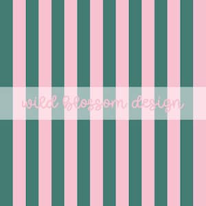 Puede incluir: Patrón de rayas verticales en tonos verde azulado y rosa. Las palabras "wild blossom design" están escritas en cursiva en el centro de la imagen, creando un diseño decorativo.