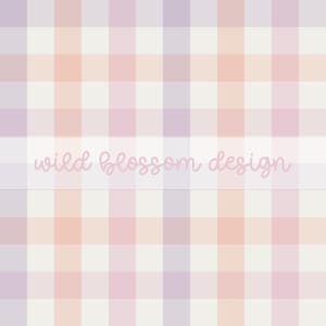 Puede incluir: Un patrón de cuadros vichy en tonos pastel, rosa, melocotón, lavanda y blanco. Las palabras "wild blossom design" están escritas en cursiva en el centro de la imagen.
