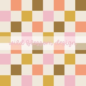 Puede incluir: Un patrón repetitivo de cuadrados en tonos de rosa, melocotón, dorado y marrón, con un fondo color crema. Las palabras "wild blossom design" están escritas en cursiva en el centro de la imagen.