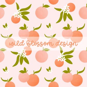Op de afbeelding: Een herhalend patroon van gestileerde perziken en bloesems op een lichtroze achtergrond. De perziken zijn in tinten oranje en roze, met groene bladeren en witte bloesems. De tekst "wild blossom design" staat over de afbeelding.