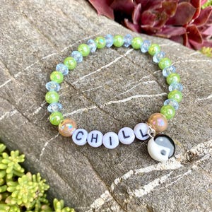 Pulsera llamativa «CHILL» – Colgante Yin Yang de porcelana – elástica – hecha a mano – idea de regalo – estilo bohemio – verde azulado – relajado