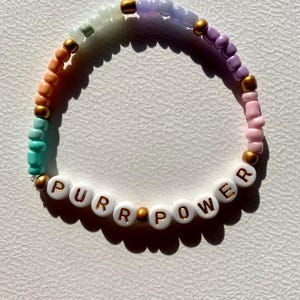 Pulsera PURR POWER: joya con diseño de gato hecha con cuentas de vidrio y acrílico, colores del arcoíris, pulsera elástica hecha a mano, cuentas con letras