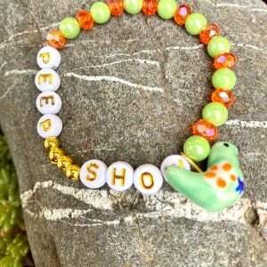 Pulsera Peep Show con pájaro de porcelana | Pulsera elástica colorida y llamativa | Regalo hecho a mano para amantes de los animales | Joyería kawaii