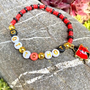 Pulsera Dot to Hot: Pulsera llamativa con colgante de mariquita, cuentas de cristal/letras, hecha a mano/elástica, idea de regalo