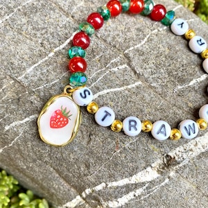 Pulsera de cuentas con letras - Fresa con colgante de resina epoxi, pintura en miniatura de fresa - sol de verano y buen humor