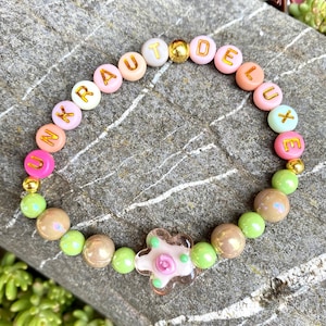 Pulsera Weed Deluxe: una divertida pulsera con flor de cristal y cuentas de letras de colores. Un regalo elástico y hecho a mano.