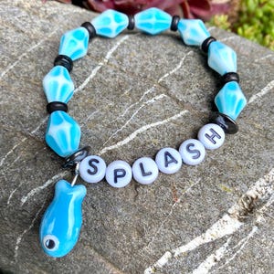 Pulseira SPLASH com pingente de peixe – feita à mão com contas de cerâmica – declaração marítima – elástica – ideia de presente de verão