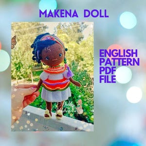 Könnte beinhalten: Häkelanleitung für eine braungefärbte Puppe namens Makena. Die Puppe trägt ein weißes Kleid mit bunten Streifen und ein lila Stirnband. Die Anleitung ist als PDF-Datei in englischer Sprache verfügbar.