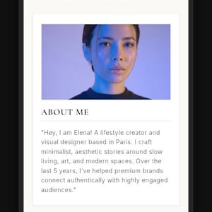 Peut inclure: Un écran de téléphone mobile affichant un site web pour Elena Dr, créatrice et designer visuelle. La page présente un en-tête avec des options de langue, un portrait sous éclairage bleu et une section à propos avec du texte sur le travail.