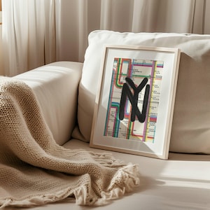 Puede incluir: Una impresi&oacute;n enmarcada de un mapa estilizado del sistema de metro de la ciudad de Nueva York con las letras "NY" pintadas en negro sobre el mapa.