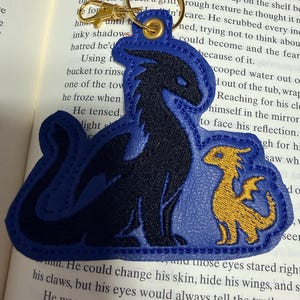 BookTok-inspirerade nyckelringar – Personliga broderade marina vinyletiketter Dragons
