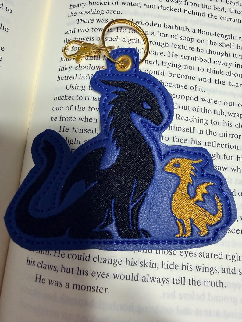 BookTok-inspirerade nyckelringar – Personliga broderade marina vinyletiketter Dragons