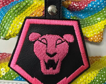 Llaveros inspirados en Demon Hunter: bordados a máquina en vinilo marino