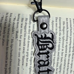 BookTok-inspirerade nyckelringar – Personliga broderade marina vinyletiketter Brat