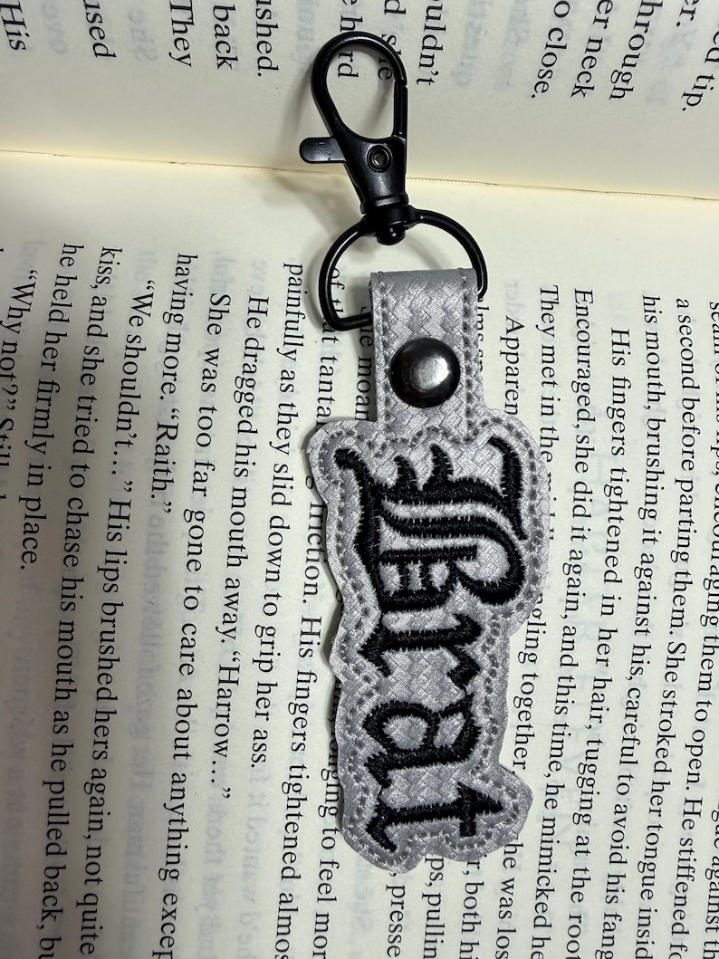 BookTok-inspirerade nyckelringar – Personliga broderade marina vinyletiketter Brat