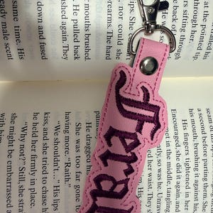 BookTok-inspirerade nyckelringar – Personliga broderade marina vinyletiketter Feral
