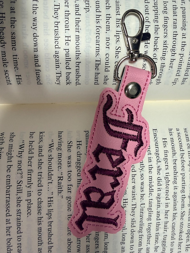 BookTok-inspirerade nyckelringar – Personliga broderade marina vinyletiketter Feral