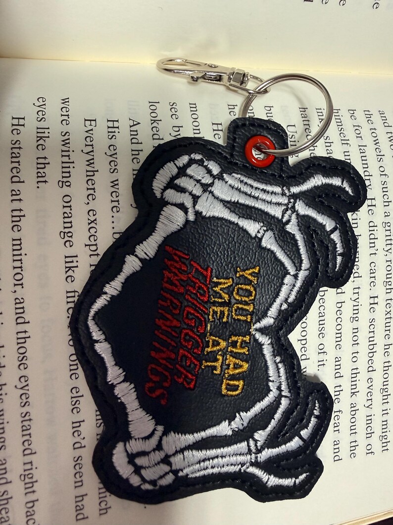 BookTok-inspirerade nyckelringar – Personliga broderade marina vinyletiketter Trigger Warning