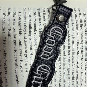 BookTok-inspirerade nyckelringar – Personliga broderade marina vinyletiketter Good Girl