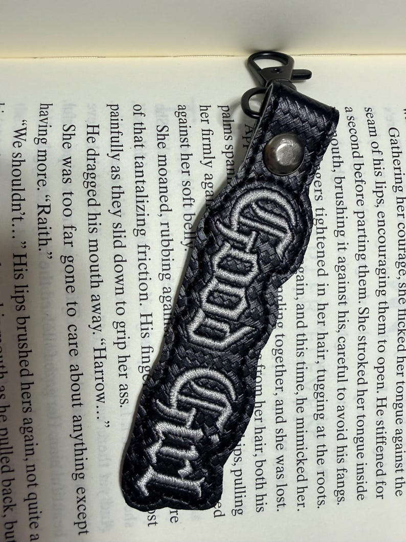 BookTok-inspirerade nyckelringar – Personliga broderade marina vinyletiketter Good Girl