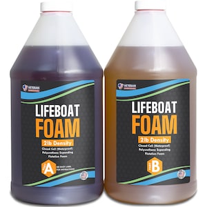 Pode incluir: Dois recipientes de pl&aacute;stico grandes de espuma para botes salva-vidas. Um cont&eacute;m um l&iacute;quido roxo escuro, o outro um l&iacute;quido castanho claro. Cada um tem um r&oacute;tulo com o texto "LIFEBOAT FOAM" e "2 lb Density". Os r&oacute;tulos tamb&eacute;m indicam "Closed Cell (Waterproof) Polyurethane Expanding Flotation Foam".