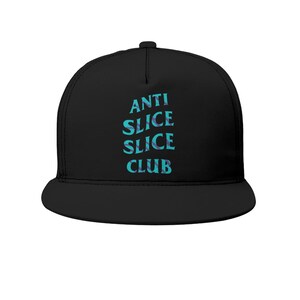 Może przedstawiać: Czarna czapka z daszkiem z napisem ANTI SLICE SLICE CLUB nadrukowanym na przednim panelu jasnoniebieską i fioletową czcionką we wzory. Czapka posiada usztywnianą koronę oraz płaski daszek, zachowując jednolity czarny kolor na całej powierzchni.