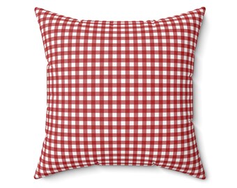 Puede incluir: Cojín cuadrado con un patrón de cuadros rojos y blancos. El cojín tiene un diseño clásico de estilo campestre, con un patrón de cuadros repetido en una vibrante combinación de colores rojo y blanco. El cojín es de forma cuadrada.