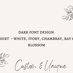 Op de afbeelding: Een grafisch ontwerp voor een shirt met de tekst "DARK FONT DESIGN" en "SHIRT - WHITE, IVORY, CHAMBRAY, BAY & BLOSSOM" in zwarte tekst op een witte achtergrond. De tekst "Custom & Unique" is in cursief geschreven onder de tekst.