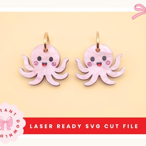 Puede incluir: Un par de pendientes de pulpo rosas con aros dorados. Cada pendiente presenta una cara de pulpo sonriente con ojos negros, mejillas rosas y detalles de gemas rosas. Los pendientes están cortados con láser y listos para usar archivos SVG.