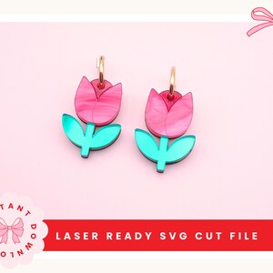 Puede incluir: Un par de pendientes con forma de tulipán con detalles en rosa y verde azulado. Los pendientes tienen aros dorados y están hechos de acrílico. La imagen también incluye el texto "LASER READY SVG CUT FILE".