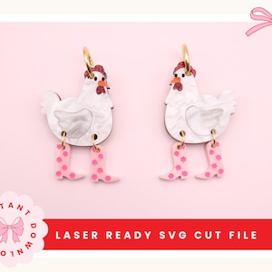 Puede incluir: Un par de pendientes caprichosos con forma de gallina blanca con piernas de bota de vaquero rosa. Los pendientes tienen aros dorados y detalles de purpurina roja en la cresta. El texto "LASER READY SVG CUT FILE" se muestra en una pancarta roja.