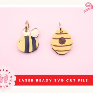 Puede incluir: Dos pendientes con temática de abeja, amarillos y negros, cortados con láser. Uno es una abeja con rayas negras y una cara sonriente. El otro es una colmena. Los pendientes tienen aros dorados. El texto "LASER READY SVG CUT FILE" está en la parte inferior.