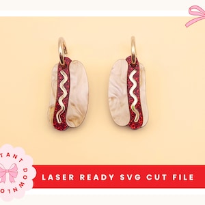 Peut inclure: Une paire de boucles d'oreilles fantaisie en forme de hot-dogs. Les boucles d'oreilles présentent un cerceau doré, un pain marbré, un hot-dog rouge et un motif de moutarde jaune ondulé. Fond jaune clair.
