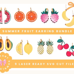 Op de afbeelding: Een verzameling kleurrijke zomerfruit oorbellen, waaronder watermeloen, sinaasappelschijfjes, frambozen, bananen, papaja's, citroenen, ananassen en kersen. De oorbellen zijn lasergesneden en hebben goudkleurige ringen. Tekst: "SUMMER FRUIT EARRING BUNDLE" en "9 LASER READY SVG CUT FILES."