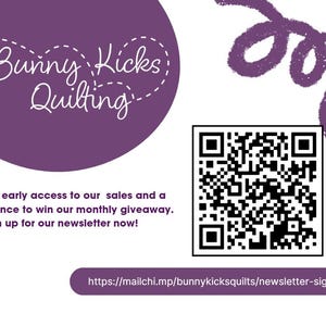 Pu&ograve; includere: Grafica promozionale per Bunny Kicks Quilting, con un design circolare viola con il nome dell'azienda in scrittura bianca. Sono inclusi anche un codice QR e un invito a iscriversi a una newsletter. L'indirizzo del sito web &egrave; visualizzato in basso.
