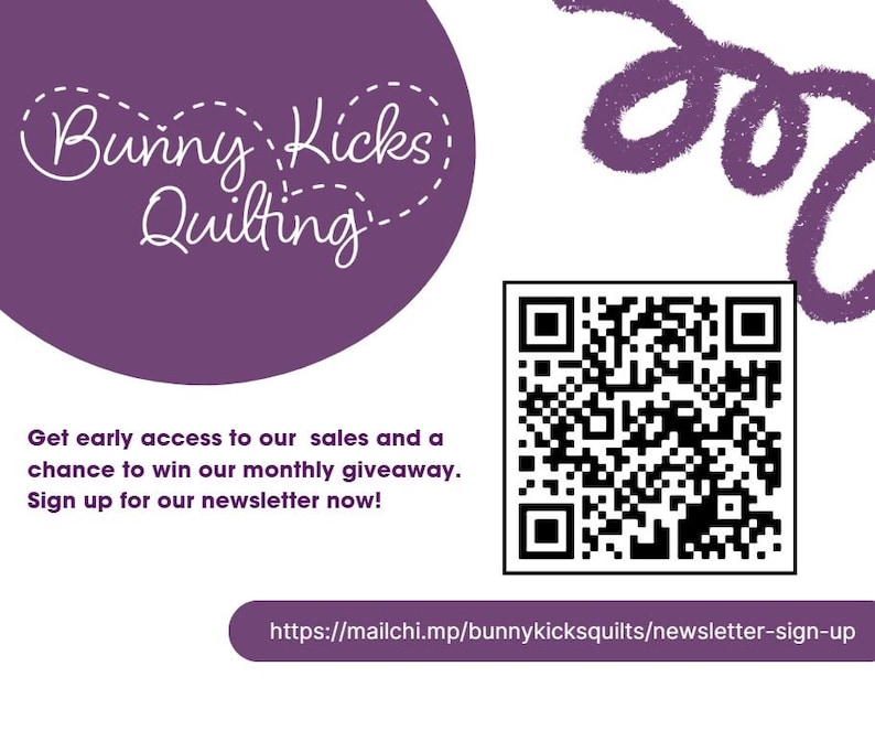 Pu&ograve; includere: Grafica promozionale per Bunny Kicks Quilting, con un design circolare viola con il nome dell'azienda in scrittura bianca. Sono inclusi anche un codice QR e un invito a iscriversi a una newsletter. L'indirizzo del sito web &egrave; visualizzato in basso.