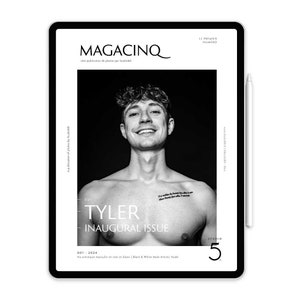 Puede incluir: Una portada de revista en blanco y negro en una tableta. La portada presenta a un hombre sin camisa con el texto "MAGACINQ" y "TYLER INAUGURAL ISSUE". Un lápiz óptico blanco está al lado de la tableta.