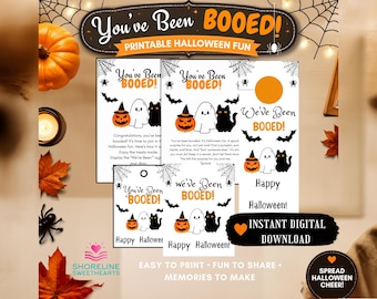 Può includere: Un set di biglietti ed etichette di Halloween stampabili con il testo You've Been BOOED, We've Been BOOED e Happy Halloween. I disegni includono illustrazioni di una zucca, un fantasma bianco, un gatto nero, pipistrelli e ragnatele.