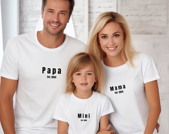 Mama Papa Mini Baby T-shirt personalisiert, Passendes Outfit für Familie est Jahreszahl, Eltern Pulli, Baby, Kleinkind, Matching Sweaters