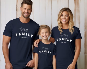 Happy Family T-shirt personalisiert, Passendes Outfit für Familie est Jahreszahl, Eltern Pulli,Baby, Matching Sweaters, Familienoutfit happy
