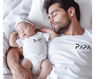 Mama Papa Mini Baby T-shirt personalisiert, Passendes Outfit für Familie est Jahreszahl, Eltern Pulli, Baby, Kleinkind, Matching Sweaters
