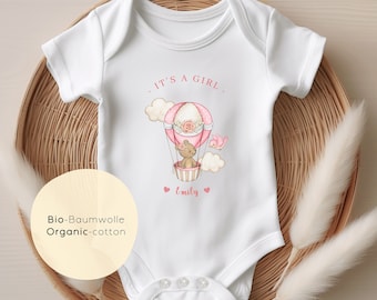 Its a Girl Baby Body pink rosa, Baby Body Mädchen, Baby Ankündigung personalisiert, Teddy Baby Body Wolken, Märchen Geschlecht Verkündung